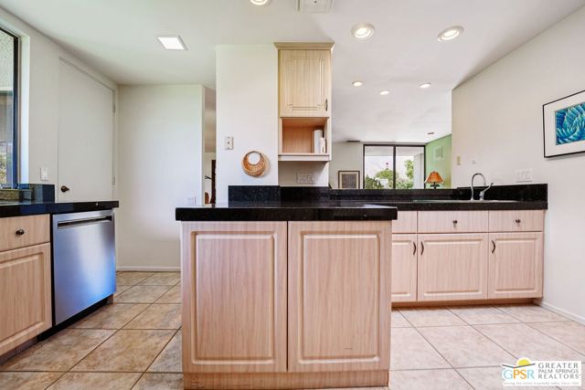 1445 Via Isla, Palm Springs CA: https://media.crmls.org/mediaz/21106f22-6ed4-43f3-99a8-a8be9c1a4a0a.jpg