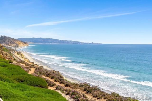 270 Surfview Ct, Del Mar CA: https://media.crmls.org/mediaz/211148c6-acd1-49a3-a264-3e348fd9b563.jpg