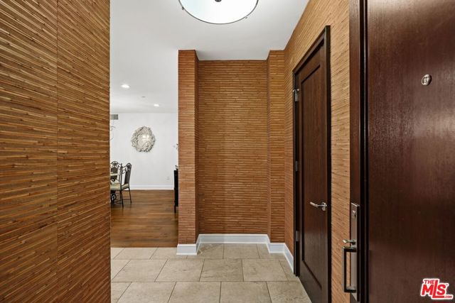 447 N Doheny Drive, Beverly Hills CA: https://media.crmls.org/mediaz/211213e4-a1d4-45b5-9960-86a47f100e70.jpg