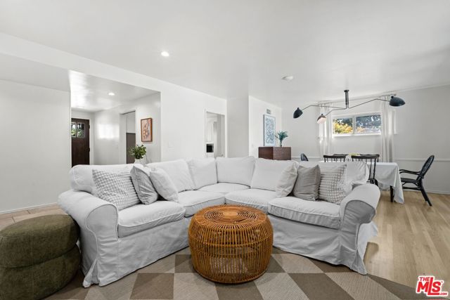 6827 Bianca Avenue photo 4