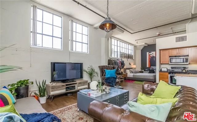 Image 2 of 25 For 420 San Pedro Street 224