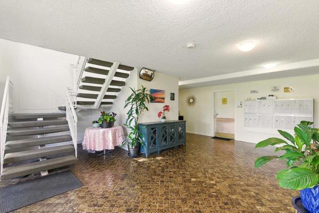 707 Fathom Drive, San Mateo CA: https://media.crmls.org/mediaz/2114502c-a880-42ae-9cdf-92a053dc32f0.jpg