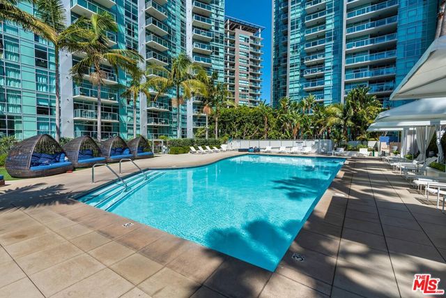 13700 MARINA POINTE Drive, Marina del Rey CA: https://media.crmls.org/mediaz/211455eb-ddb5-450c-898e-6b710bd074b3.jpg