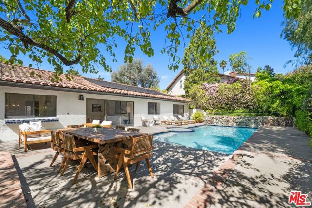 3018 Nicada Drive, Los Angeles CA: https://media.crmls.org/mediaz/21150018-88af-4e4b-8956-781982d63f57.jpg