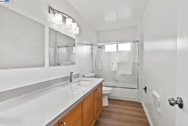 321 Warwick Ave, Oakland CA: https://media.crmls.org/mediaz/21154828-33ba-4c55-a0cd-74db8e01186c.jpg
