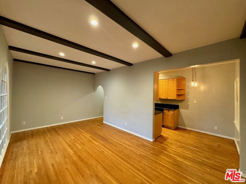 https://media.crmls.org/mediaz/2116dccd-59ad-4751-8e85-cd730efcf9c1.jpg?preset=X-Large