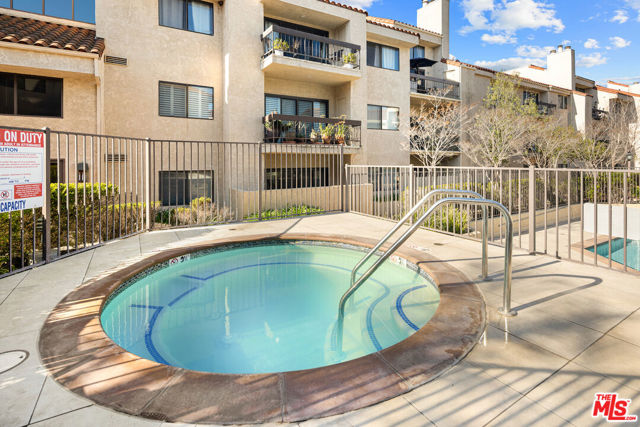 8180 Manitoba Street, Playa del Rey CA: https://media.crmls.org/mediaz/2117af08-9381-4a48-b2d6-d760bf830834.jpg