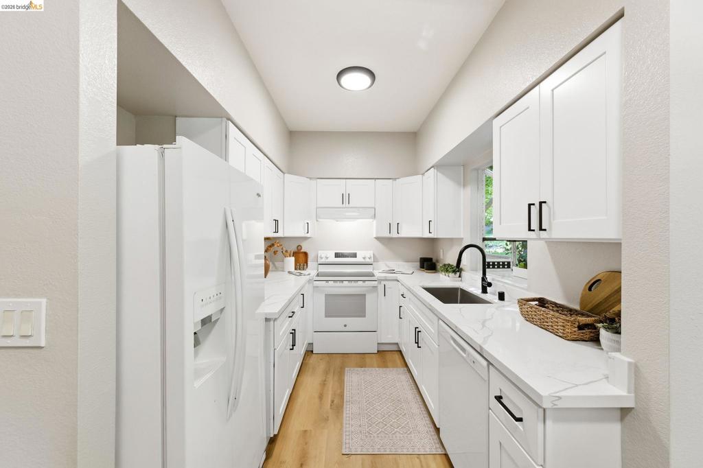 https://media.crmls.org/mediaz/211840a9-0987-4b65-88dc-5353e5ece901.jpg?preset=X-Large