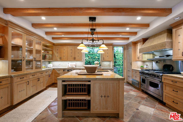 703 Walden Drive, Beverly Hills CA: https://media.crmls.org/mediaz/211857c3-2f0a-4107-a3da-e5c7a52412f6.jpg