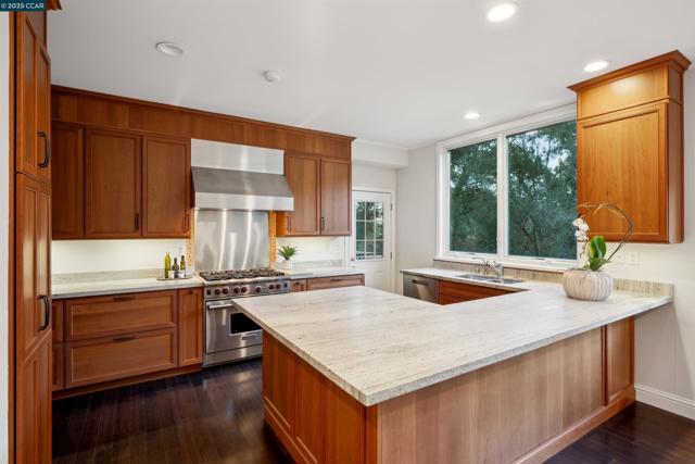 35 Tiger Tail Court, Orinda CA: https://media.crmls.org/mediaz/2118937c-9ef9-4dc3-bfd7-8cd96b2c5a70.jpg