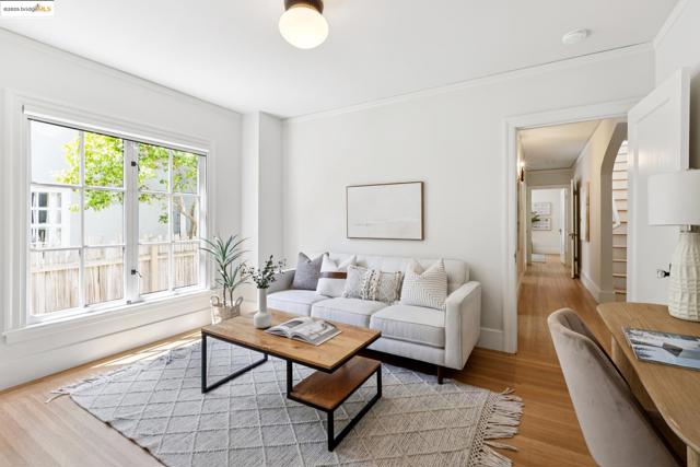 924 Trestle Glen Rd, Oakland CA: https://media.crmls.org/mediaz/2118edf5-450d-4aa6-8df9-78c35b11860d.jpg
