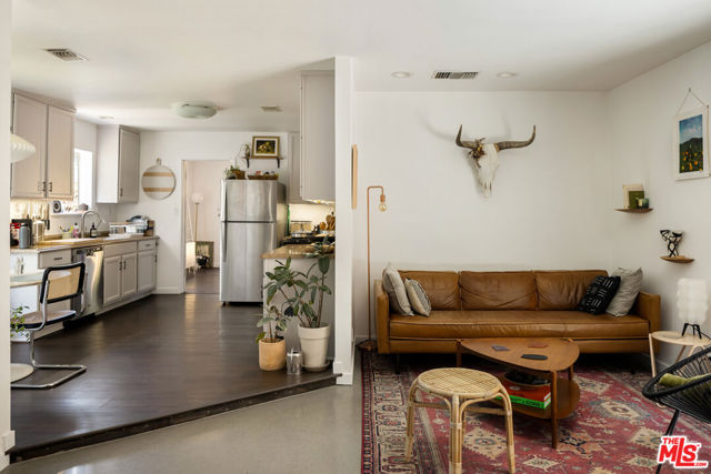 7815 Denivelle Road, Sunland CA: https://media.crmls.org/mediaz/2119184b-3ef5-4c0f-8f2a-54460d39d8c6.jpg