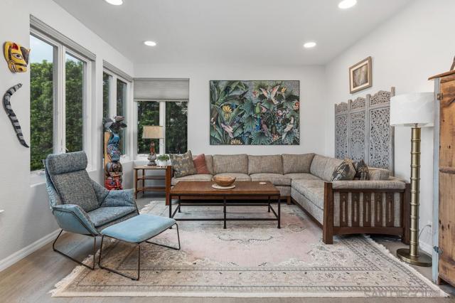 7521 Navigator Circle, Carlsbad CA: https://media.crmls.org/mediaz/211a4b39-83fa-4ee3-8bf1-0439e3961de0.jpg