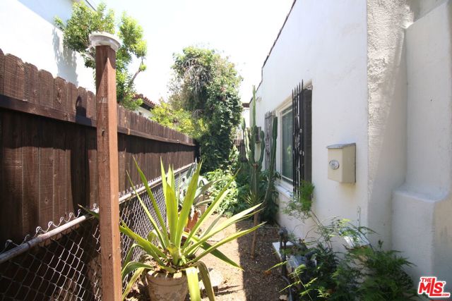 1028 N Hayworth Avenue, West Hollywood CA: https://media.crmls.org/mediaz/211aaa3c-902f-4fd2-9238-20b2346e50e0.jpg