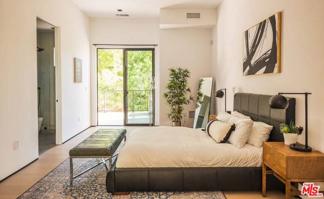 3920 Knobhill Drive, Sherman Oaks CA: https://media.crmls.org/mediaz/211aeb45-ae4a-4b8c-992e-2ff44615afe4.jpg