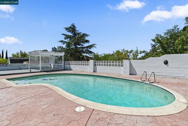 245 Parkview Ter, Vallejo CA: https://media.crmls.org/mediaz/211b18f5-3530-48d2-a67c-33dbb3c3d35c.jpg