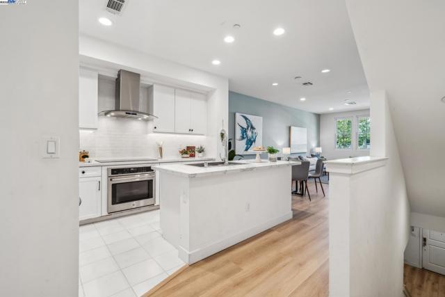 2110 Clement Ave, Alameda CA: https://media.crmls.org/mediaz/211b24ec-824a-42ca-a2c0-f5e864674696.jpg