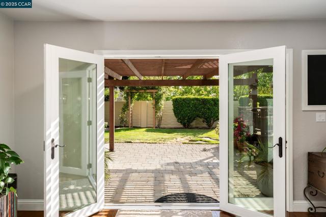 2060 Canyon Crest Ave, San Ramon CA: https://media.crmls.org/mediaz/211c0bd1-7953-49f8-8295-a34dced2471f.jpg