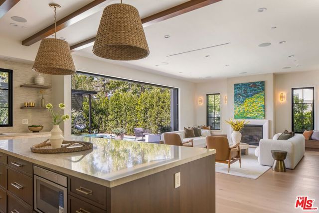 3935 Rhodes Avenue, Studio City CA: https://media.crmls.org/mediaz/211c2c1c-a934-49a6-b7dd-5408c1716093.jpg