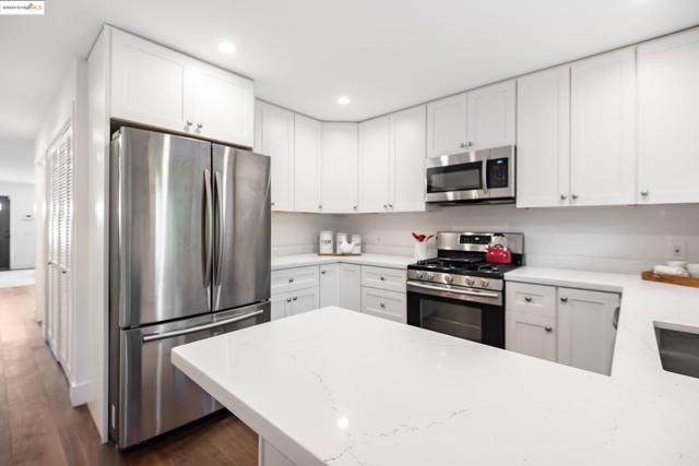 6528 Dover St, Oakland CA: https://media.crmls.org/mediaz/211ce898-9ea4-4645-b8de-04eb2f2a1b43.jpg