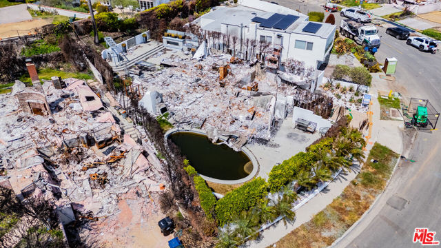 18105 Wakecrest Drive, Malibu CA: https://media.crmls.org/mediaz/211d9f0a-bf1a-471f-a1b9-7ee893f6dc83.jpg