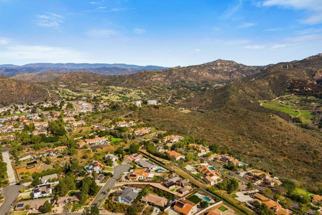 13837 Tam O Shanter Court, Poway CA: https://media.crmls.org/mediaz/211e2a60-cf9c-4e45-a054-f46a796f3332.jpg