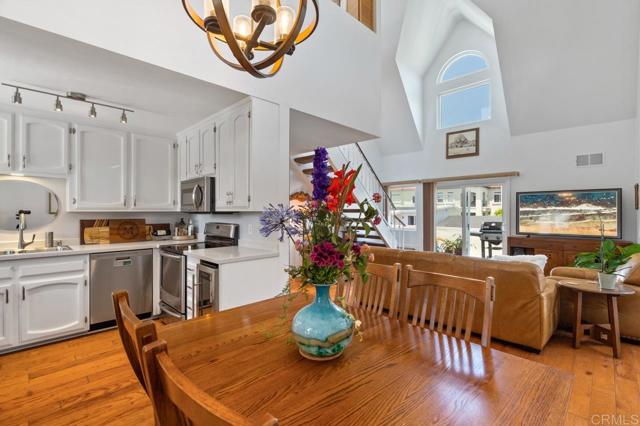 374 Orange Avenue, Coronado CA: https://media.crmls.org/mediaz/211ecfd5-75ec-4018-8586-e933f39d89fd.jpg
