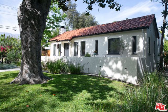 898 N Chester Avenue, Pasadena CA: https://media.crmls.org/mediaz/212161c6-e544-4d95-87a9-6be59136f0c0.jpg