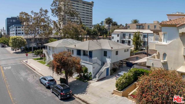 231 California Avenue, Santa Monica CA: https://media.crmls.org/mediaz/2121b8b0-8eb7-4080-92a9-6726d64ce9fb.jpg