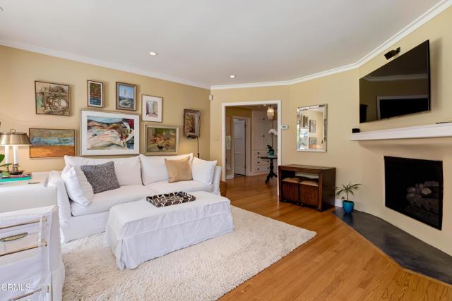 807 N Doheney Drive, Beverly Hills CA: https://media.crmls.org/mediaz/212258f5-b9c0-4180-a94f-f1127ffce32c.jpg