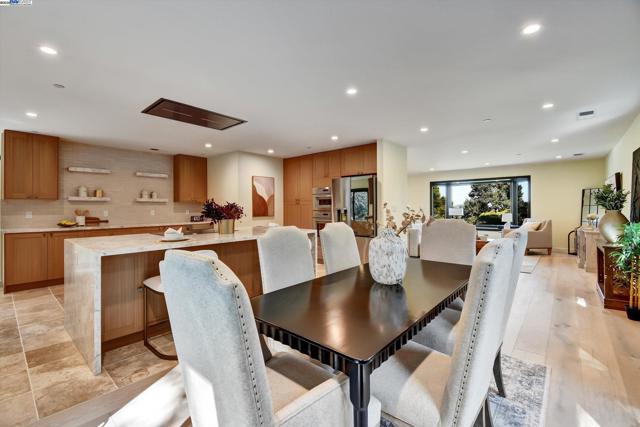 148 Auburn St, San Rafael CA: https://media.crmls.org/mediaz/21227107-79d2-4d70-bbe6-8118a60ca625.jpg