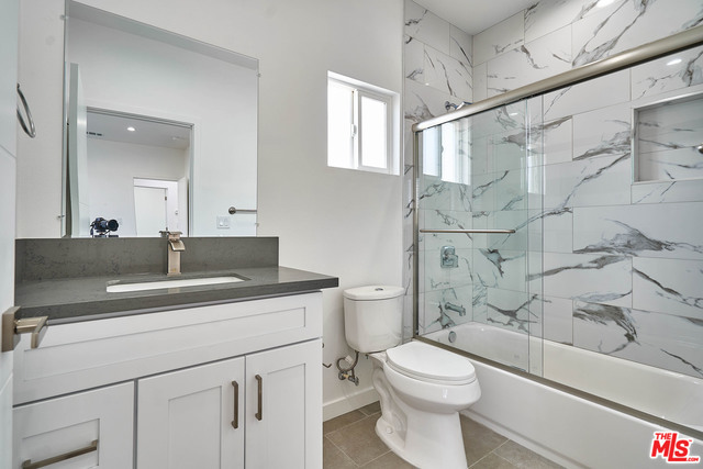 1129 S Harvard Boulevard, Los Angeles CA: https://media.crmls.org/mediaz/21239fe9-7b0a-49d4-bf5d-9043c5e2fc23.jpg