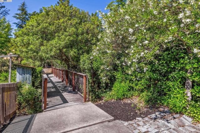 3296 Walnut Ln, Lafayette CA: https://media.crmls.org/mediaz/2124055b-4867-4c67-a601-49bd31ff5373.jpg