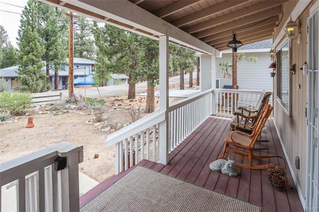 2324 Manzanita Lane, Big Bear CA: https://media.crmls.org/mediaz/21241aef-d4ef-4143-b16c-c89eade5c0bd.jpg