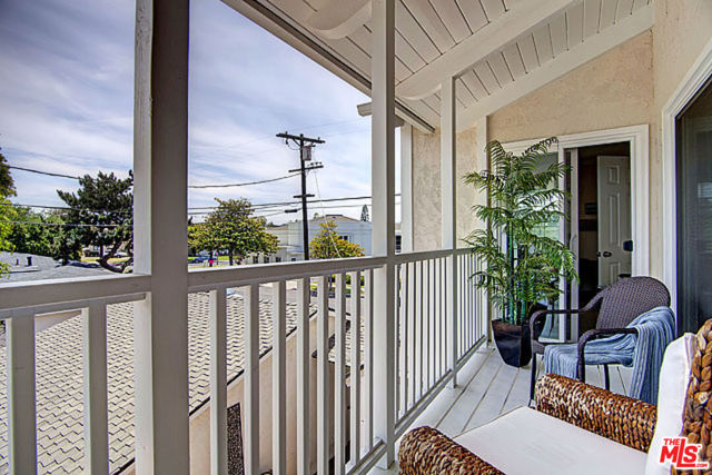 6322 W 78TH Place, Westchester CA: https://media.crmls.org/mediaz/21254adc-c388-4036-96bf-afe08c3c8019.jpg