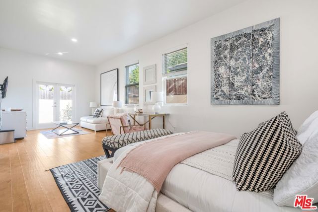 3718 S Barrington Avenue, Los Angeles CA: https://media.crmls.org/mediaz/2125595e-4d06-4350-b8e7-0d37309d938a.jpg