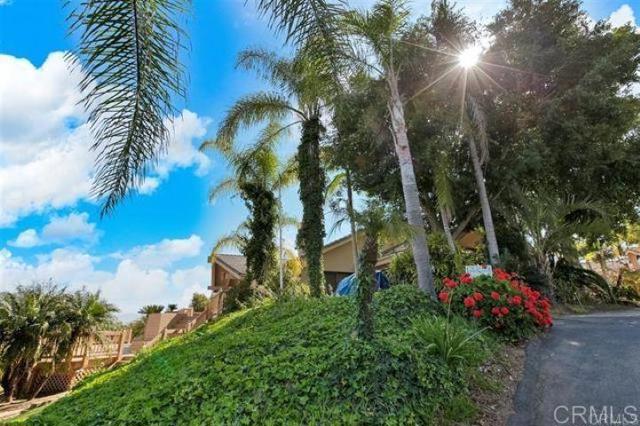 2081 Elevado Road, Vista CA: https://media.crmls.org/mediaz/2125a876-16b2-45c2-9d87-4798ac91e77a.jpg
