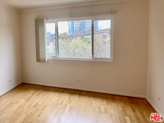 1097 S Bedford Drive, Los Angeles CA: https://media.crmls.org/mediaz/2126d703-d001-4c8b-a0a8-1ae15a7b30ca.jpg