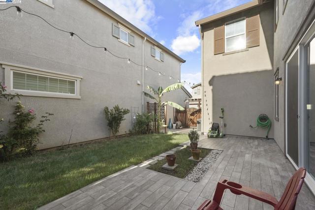 1025 S Fowler Ln, Mountain House CA: https://media.crmls.org/mediaz/212903aa-b8e4-478c-82a0-294b57be0a6d.jpg