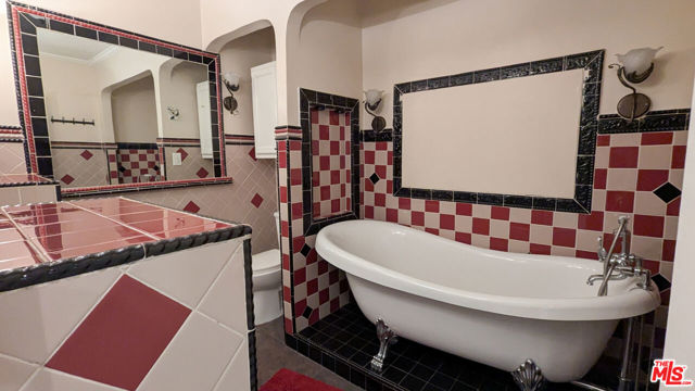 4925 W 20th Street, Los Angeles CA: https://media.crmls.org/mediaz/212919d6-a34a-4de8-9409-4cbd1250643e.jpg
