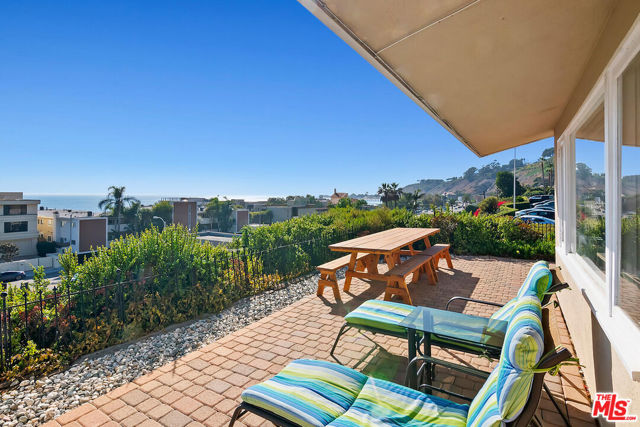 22609 Pacific Coast Highway, Malibu CA: https://media.crmls.org/mediaz/2129f8fc-40f5-4fff-a570-3492a221614a.jpg