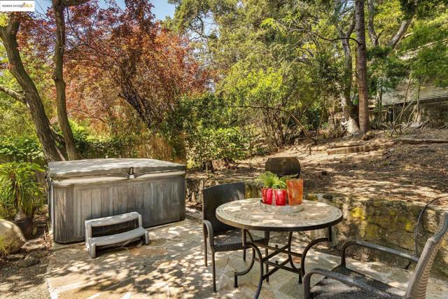 2976 Joaquin Miller Rd, Oakland CA: https://media.crmls.org/mediaz/2129fc9b-b6e1-428a-a383-b699a866b5c7.jpg