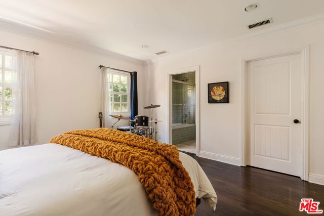 4237 Bluebell Avenue, Studio City CA: https://media.crmls.org/mediaz/212b5031-d5a6-4cf2-851a-f4db7d36bac2.jpg