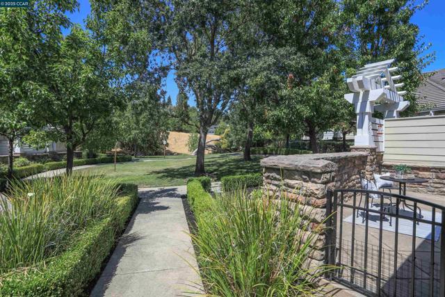 136 Sugarloaf Ct, Alamo CA: https://media.crmls.org/mediaz/212c3b78-0d74-4e9e-8201-35534a8bddaa.jpg