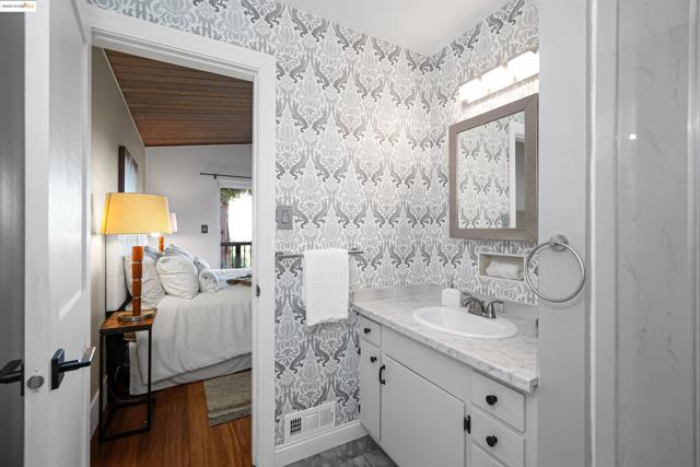 4329 Lawrence Dr, Castro Valley CA: https://media.crmls.org/mediaz/212d00ae-db41-48af-8da8-b659736ee653.jpg