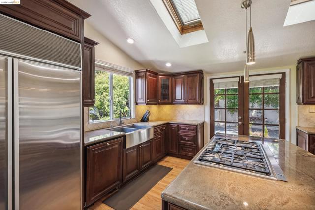 2335 Tunnel Rd, Oakland CA: https://media.crmls.org/mediaz/212d40a5-fbd6-471e-b0ef-f6783250b307.jpg