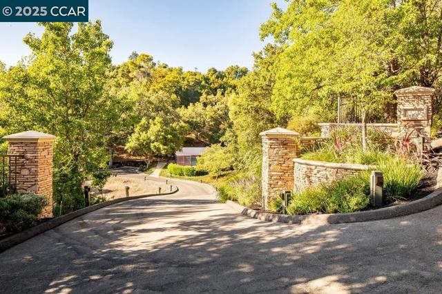 1177 Estates Dr, Lafayette CA: https://media.crmls.org/mediaz/212d5050-1d0d-401c-865c-053dd6dbc70b.jpg