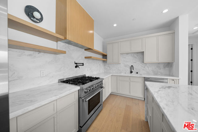 1688 N Sierra Bonita Avenue, Pasadena CA: https://media.crmls.org/mediaz/212e1483-70db-44a3-a27a-6850be41dc06.jpg