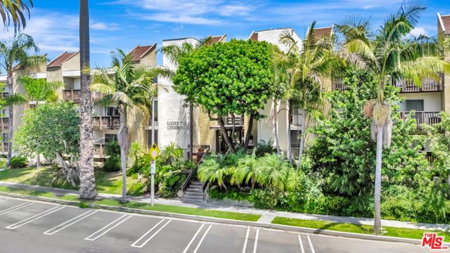 320 S Ardmore Avenue, Los Angeles CA: https://media.crmls.org/mediaz/212f1142-72fd-444f-9c57-ef4dcd7322c2.jpg