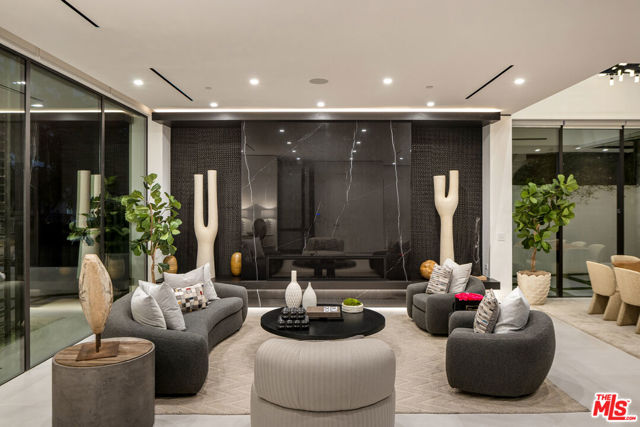 137 S Wetherly Drive, Beverly Hills CA: https://media.crmls.org/mediaz/213096b8-84e5-4884-a891-3c7c13ad0511.jpg